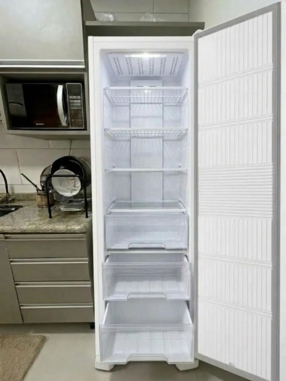 Freezer Vertical Electrolux 249L - com somente 3 meses de uso - Foto 3