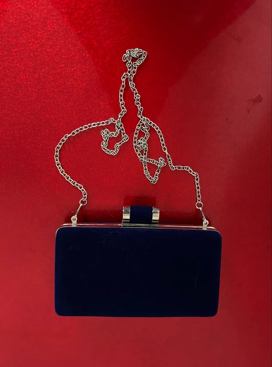 Bolsa clutch com acabamento em veludo 