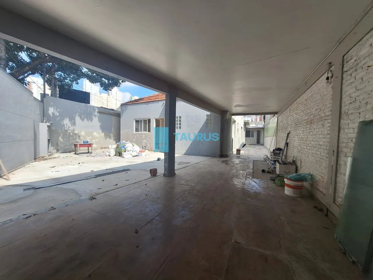Casa comercial para locação, 6 salas, 5 vagas, Moema.