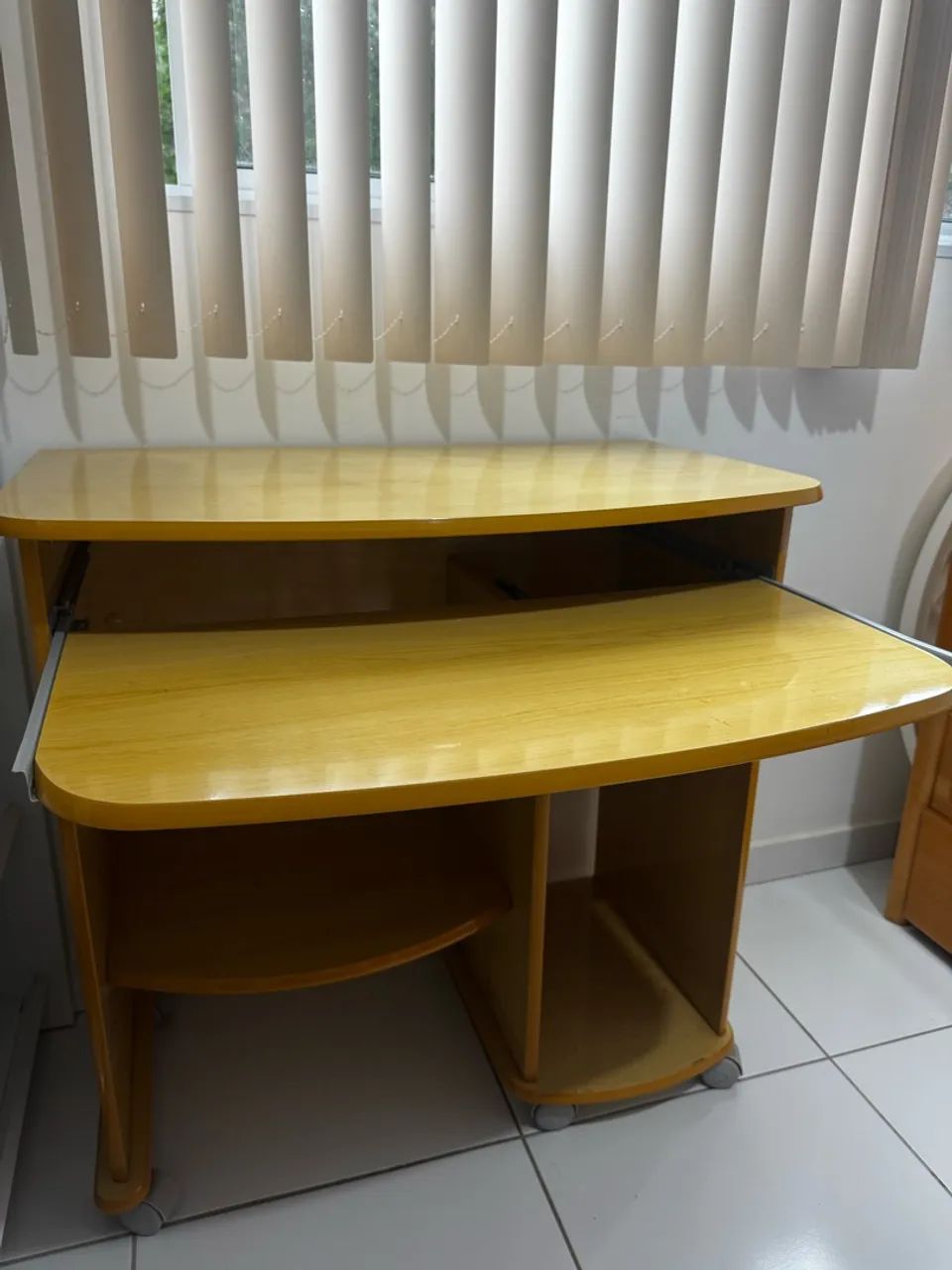 Mesa/escrivaninha para computador em madeira. Usada e conservada. R$ 280. - Foto 2
