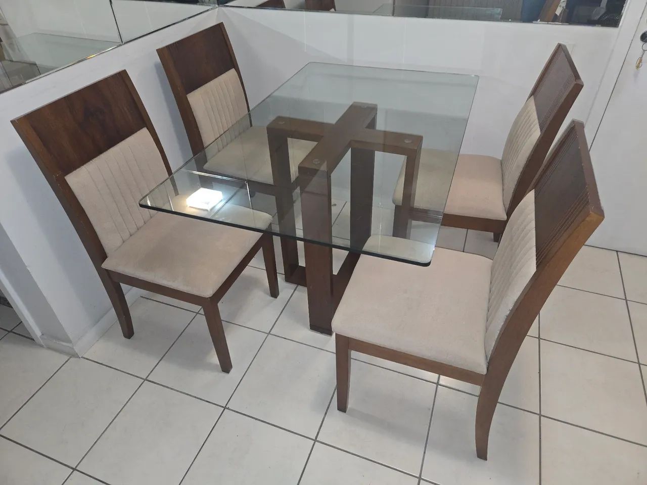 Jogo de Mesa com 4 Cadeiras