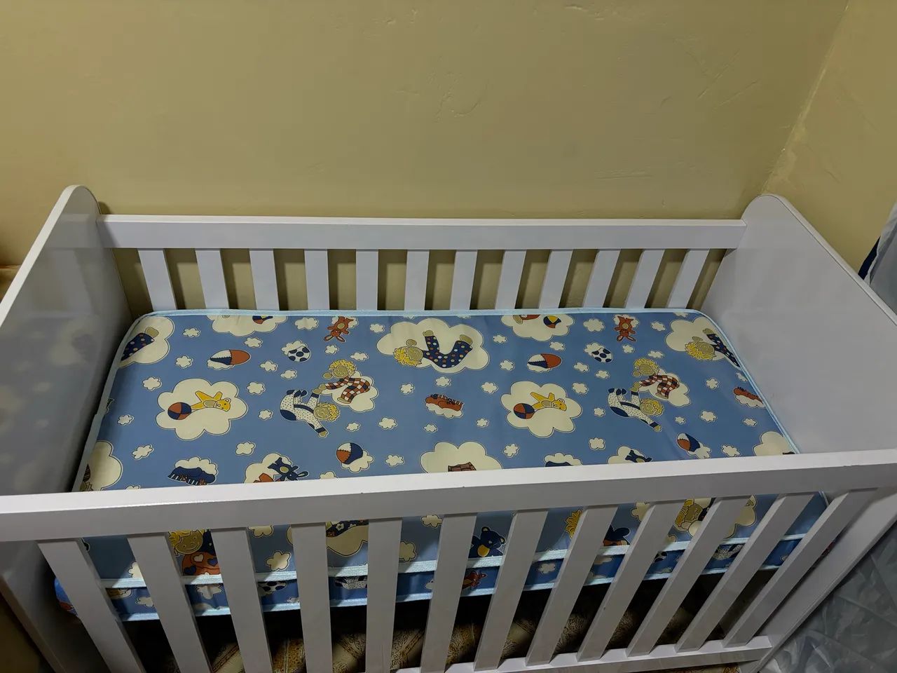 Vendo berço de bebê com colchão 