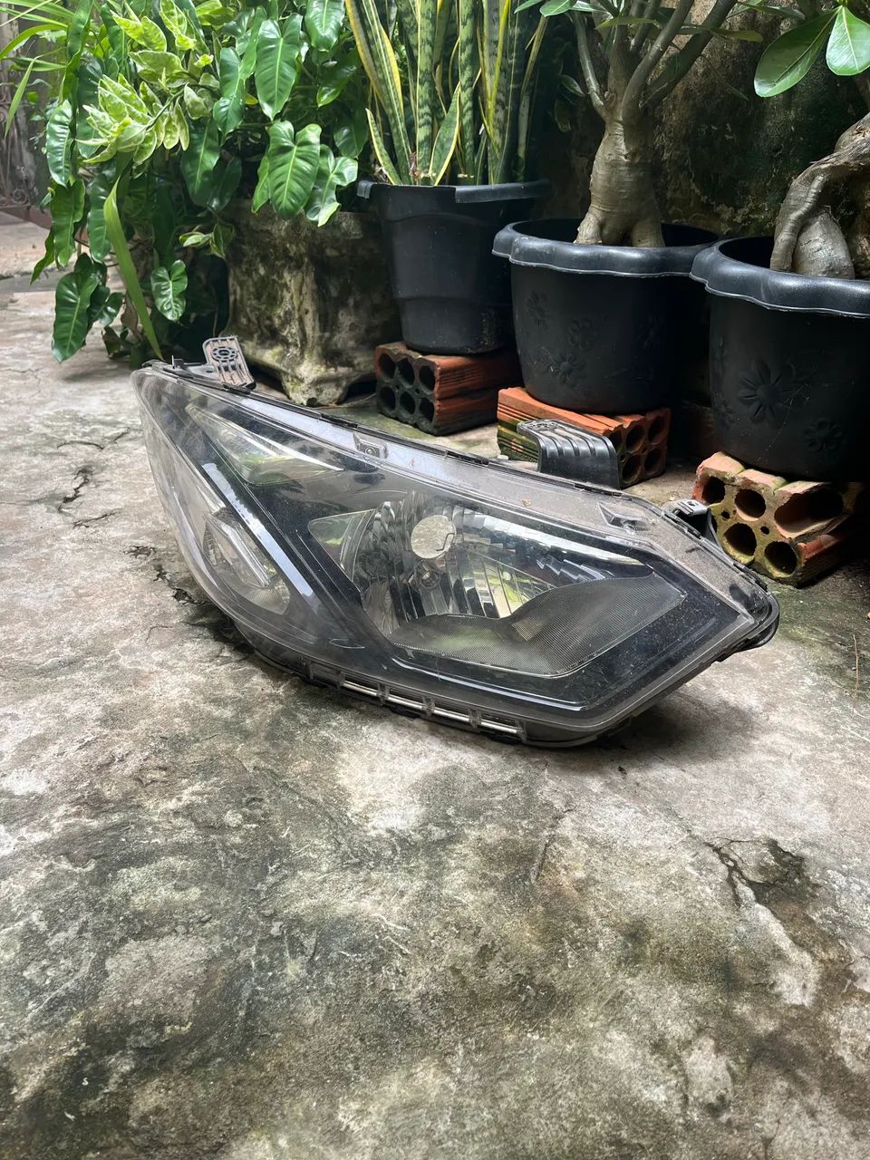 Farol máscara negra direito do ônix 2016 - Peças para carros, vans