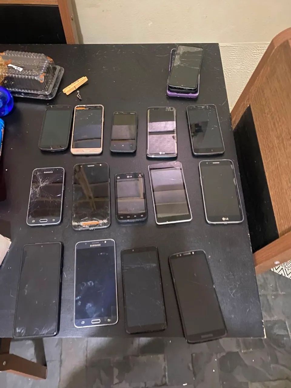 Lote com 14 Celulares com Defeito para Peças ou Conserto
