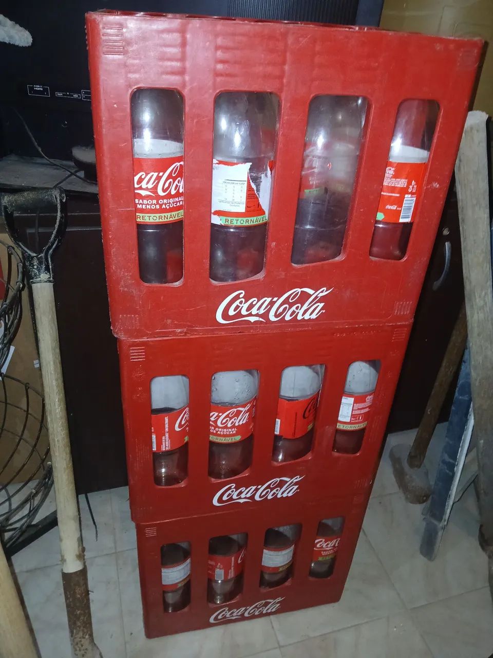 Caixa de coca cola retornável com os casco vazio 