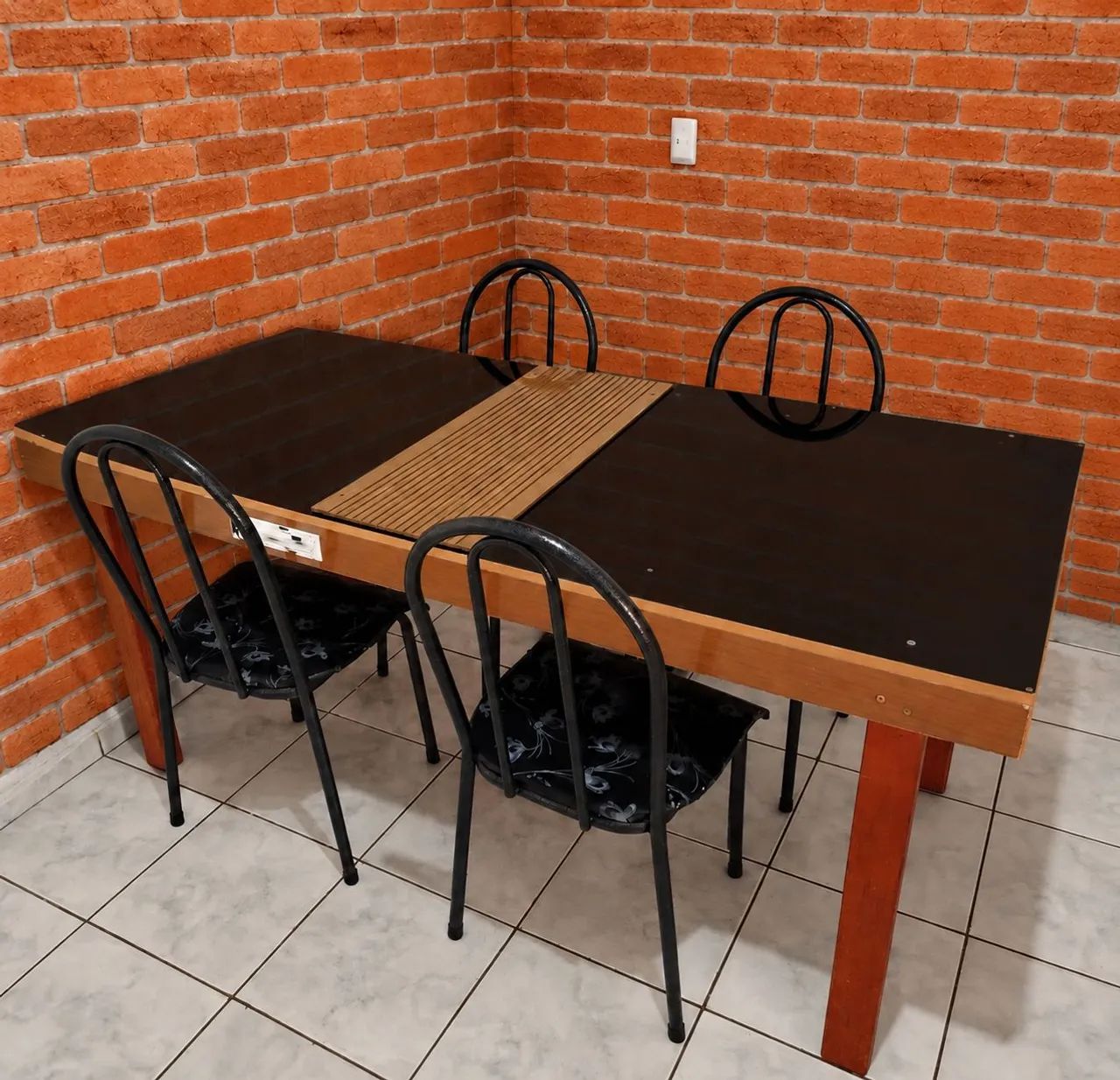 Mesa Semi Nova com 4 Cadeiras: Retirar no Aero Rancho!  - Foto 2