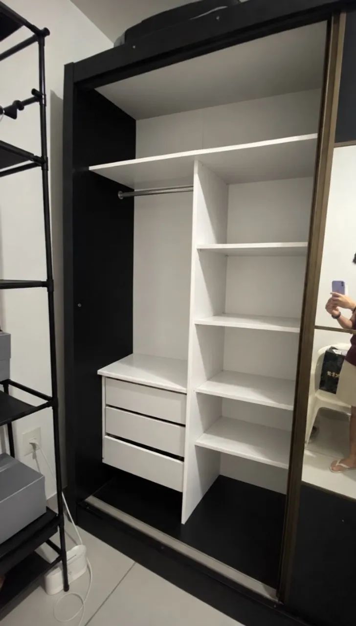 Guarda-roupa com espelho, prateleiras e 3 gavetas - Foto 4