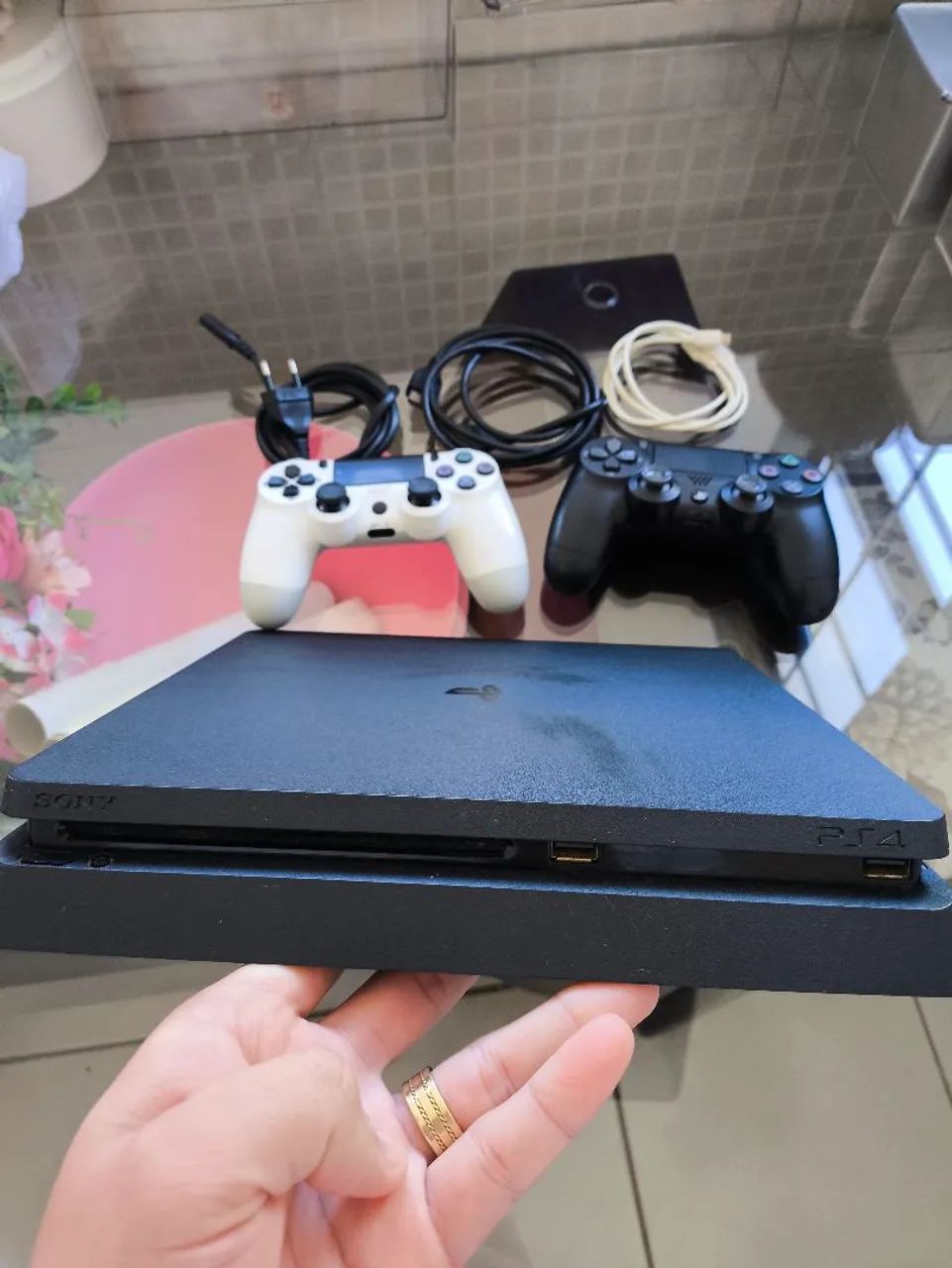 PS4 SLIM - 1T - 2 CONTROLES  - Foto 3