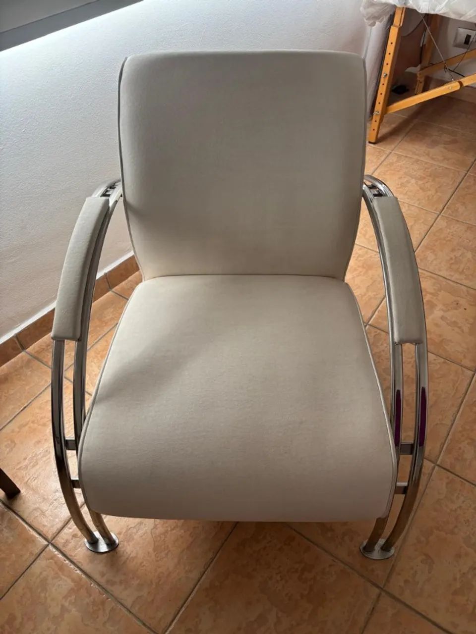 2 poltronas brancas com pés de alumínio