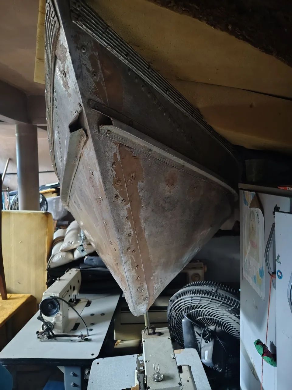 Vendo motor rabeta 10hp Yamaha e canoa 6 metros de alumínio faltando reparos. - Foto 11