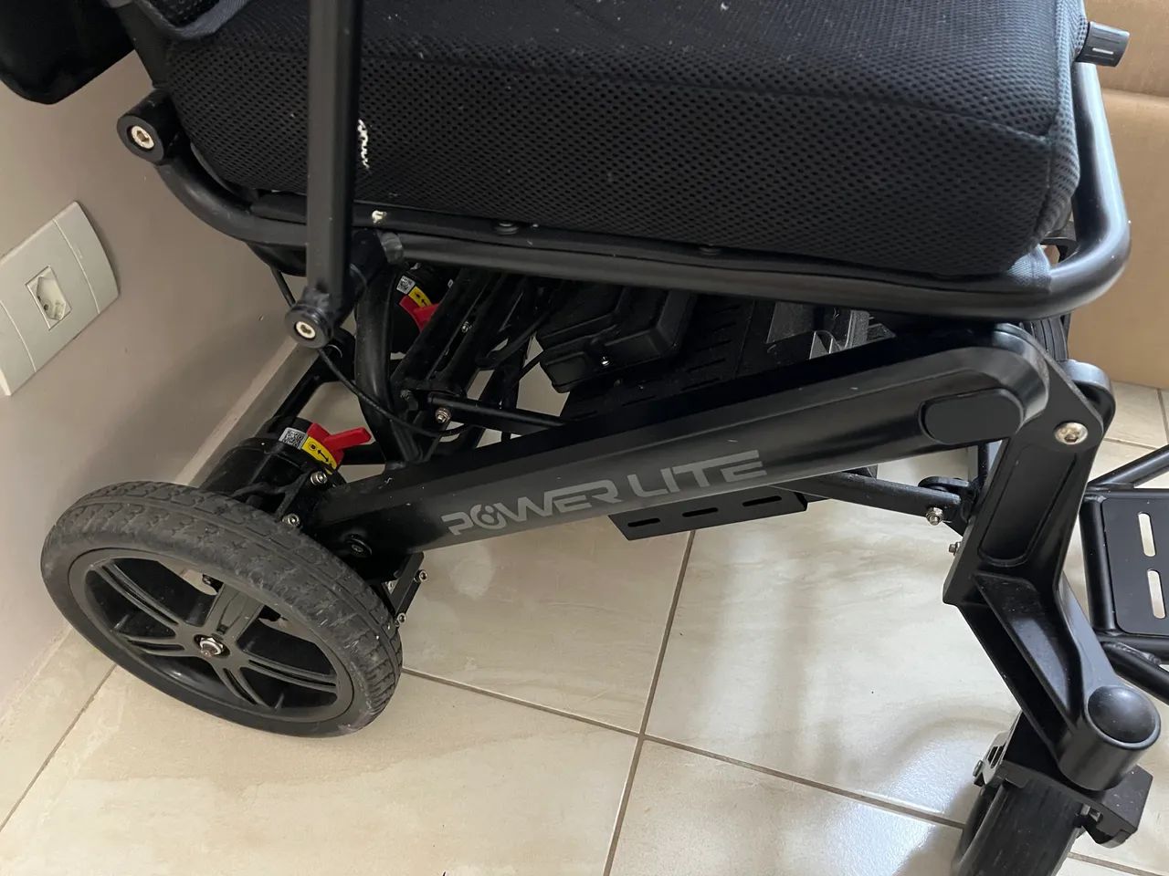 Cadeira de rodas motorizada  - Foto 5