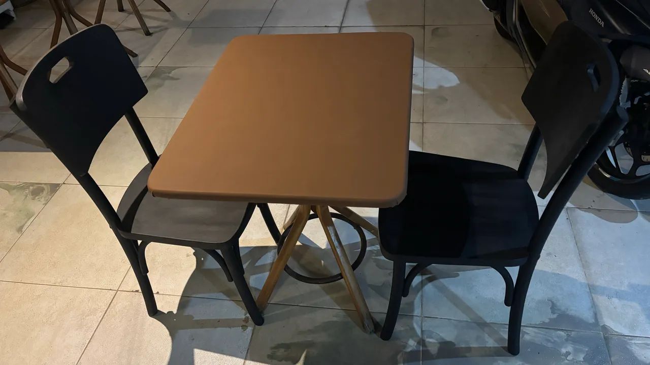 Vendo mesa com 2 cadeiras  - Foto 2