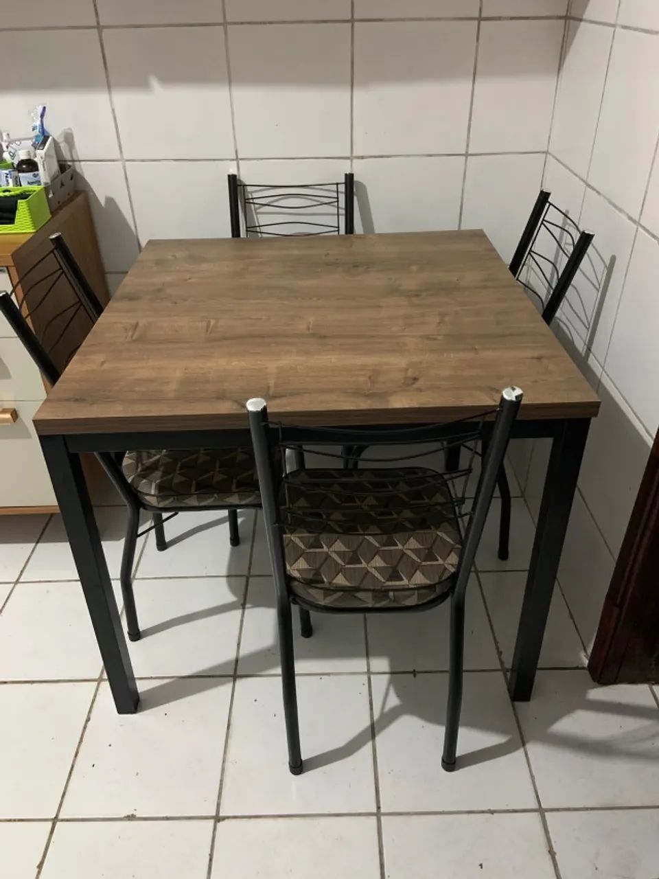 VENDO MESA COM 4 CADEIRAS - SEMINOVA! - Foto 3
