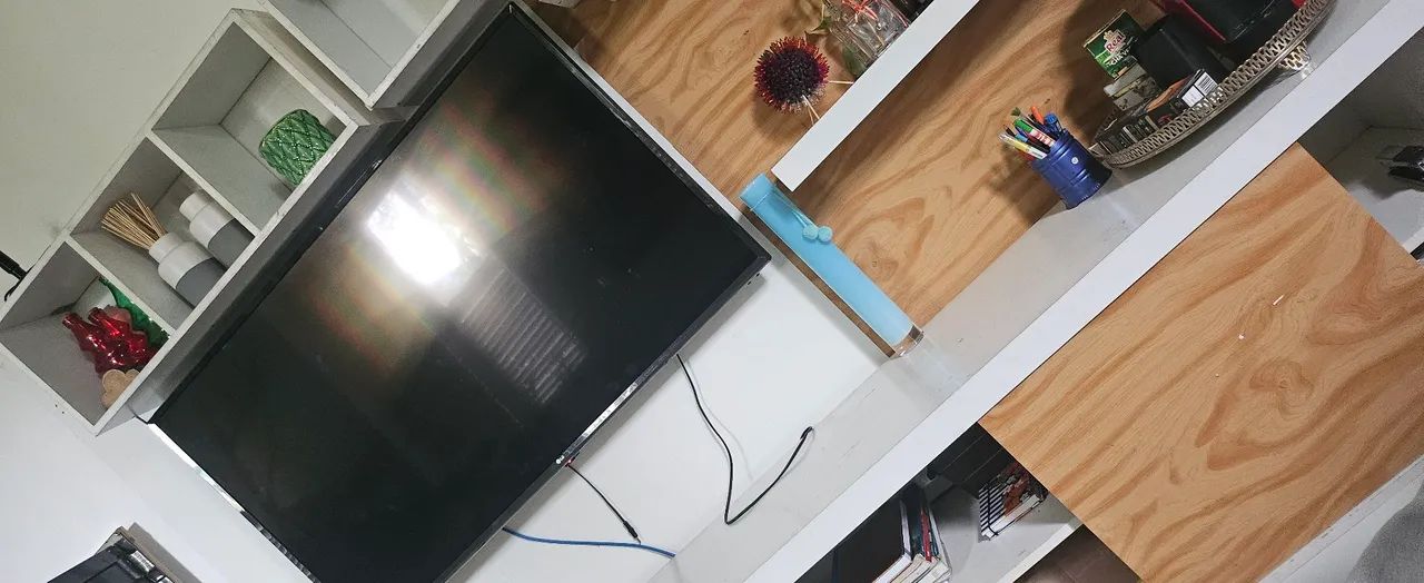Tv smart, + estante 