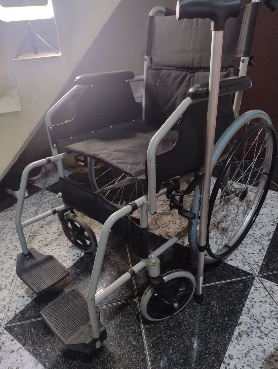 Cadeira de roda + 1 bengala muito pouco usada - Foto 4
