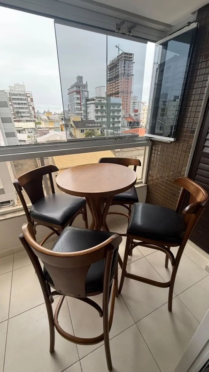 Mesa e Banquetas em Madeira maciça 