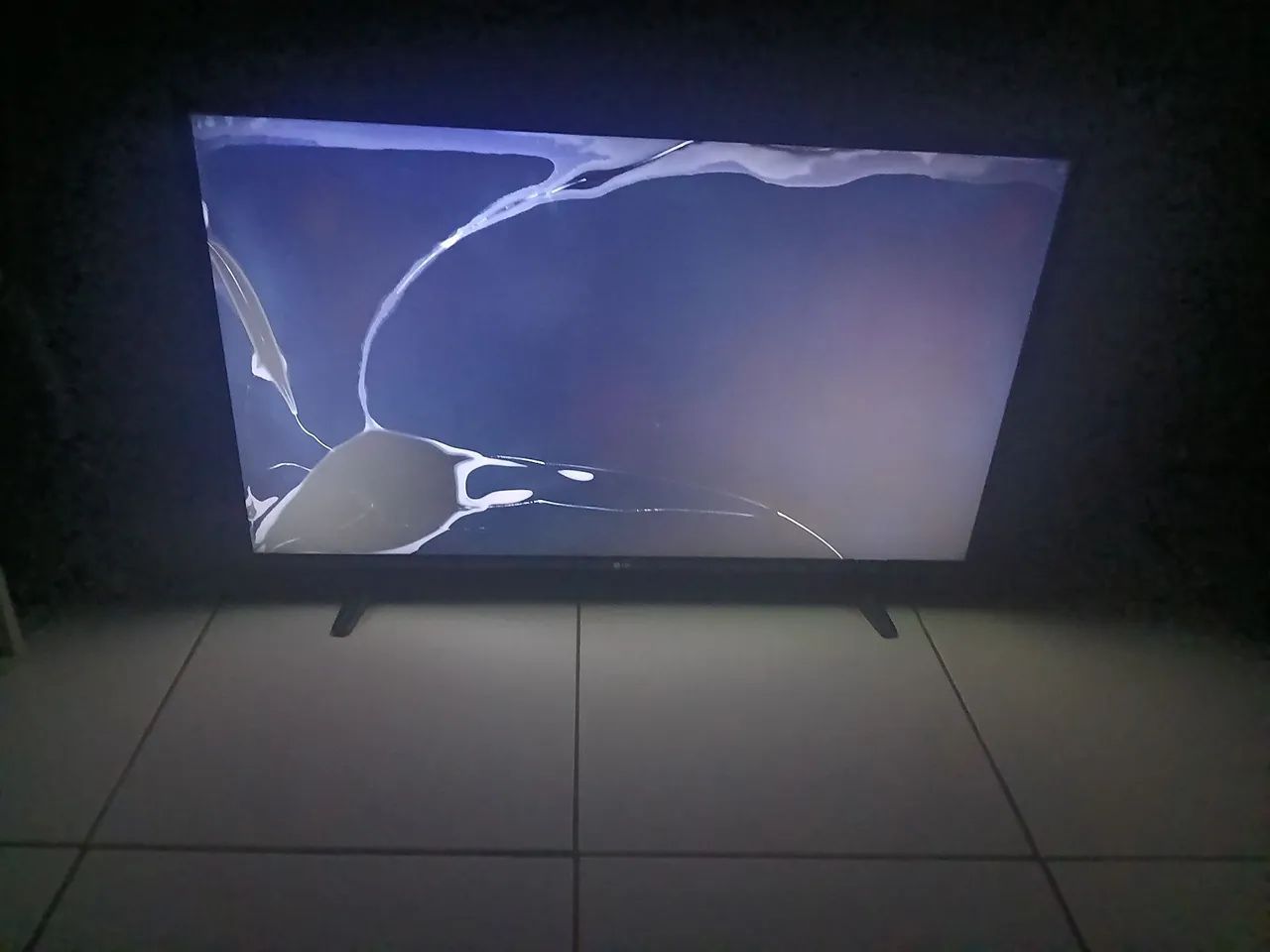 Tv LG 43 polegadas (tela quebrada) ler descrição  - Foto 2