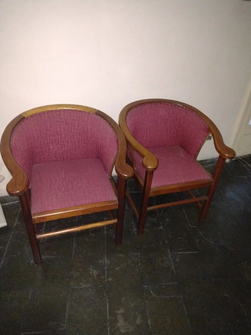 Duas cadeiras para sala em bom estado