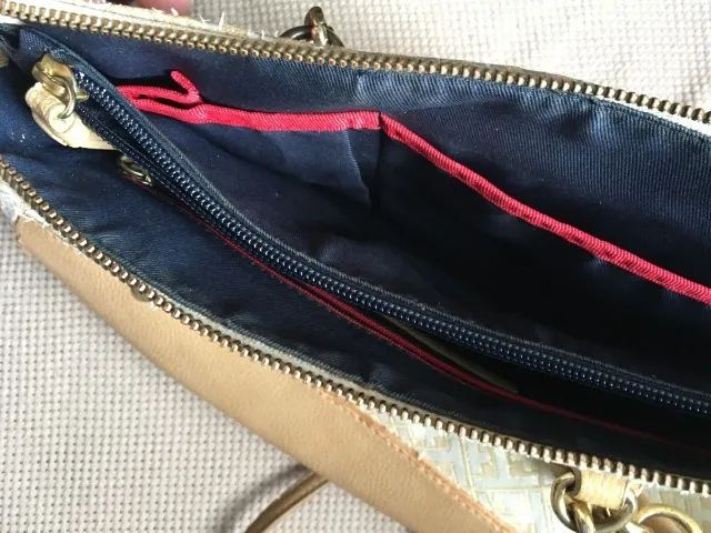 BOLSA TOMMY HILFIGER FERRAGENS DOURADA  COURO E TECIDO - Foto 4
