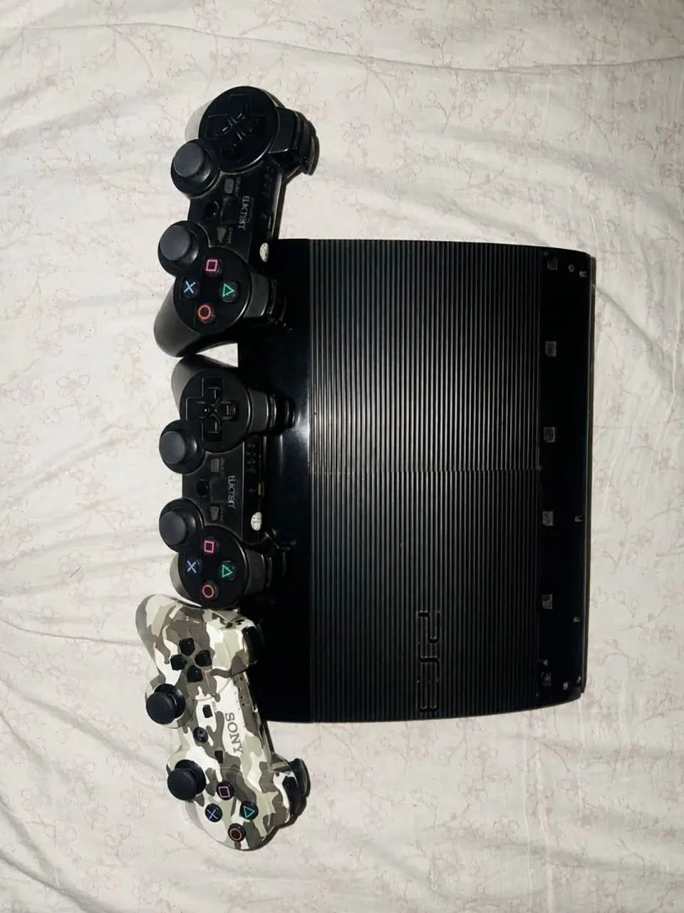 PS3 desbloqueado com 3 controles.