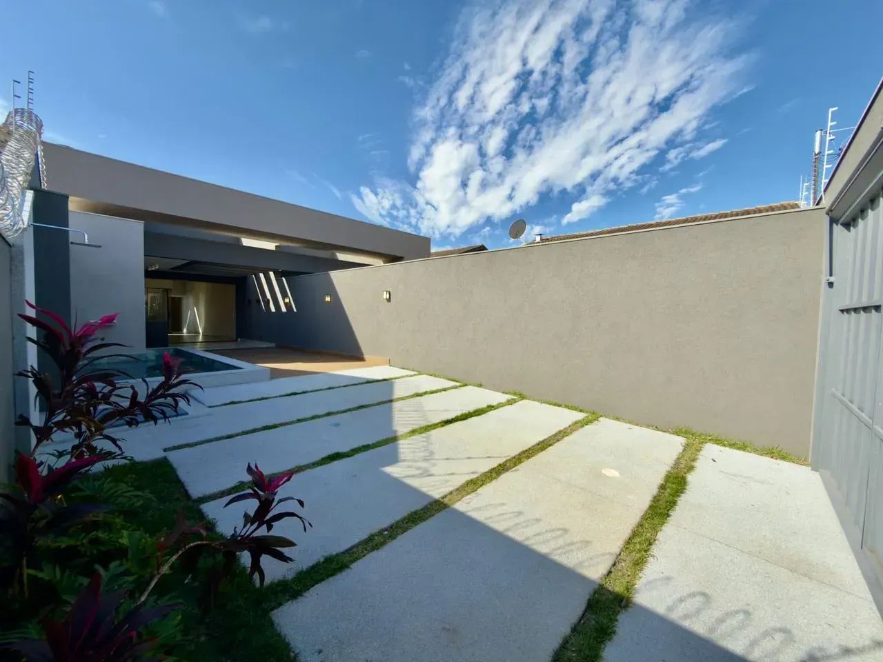 Casa Térrea com Piscina - Alto Padrão no Bairro Monte Castelo - Foto 2