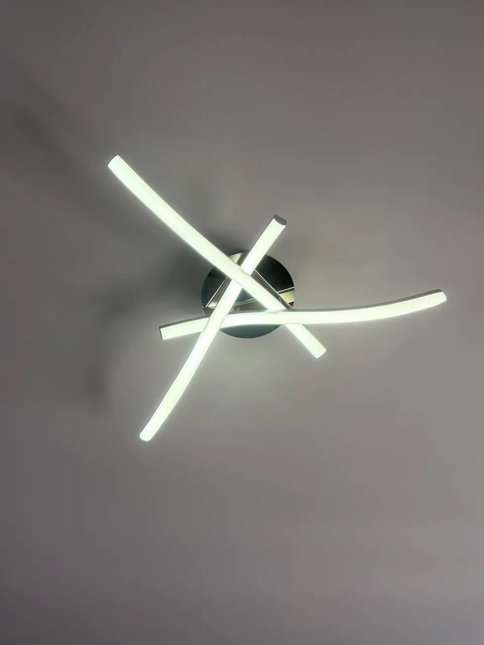 Luminária Led com design curvo 