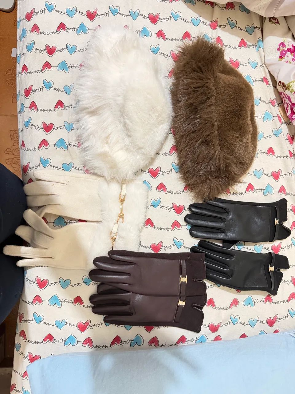 Conjunto - Duas toucas e três luvas  - Foto 2