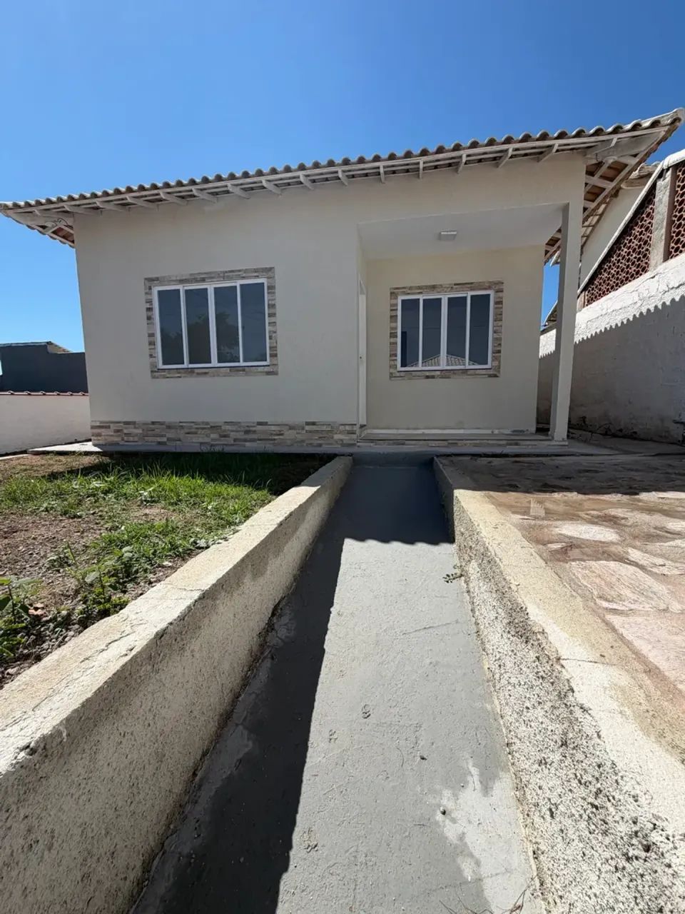 Alugo casa 3 quartos, em condomínio.