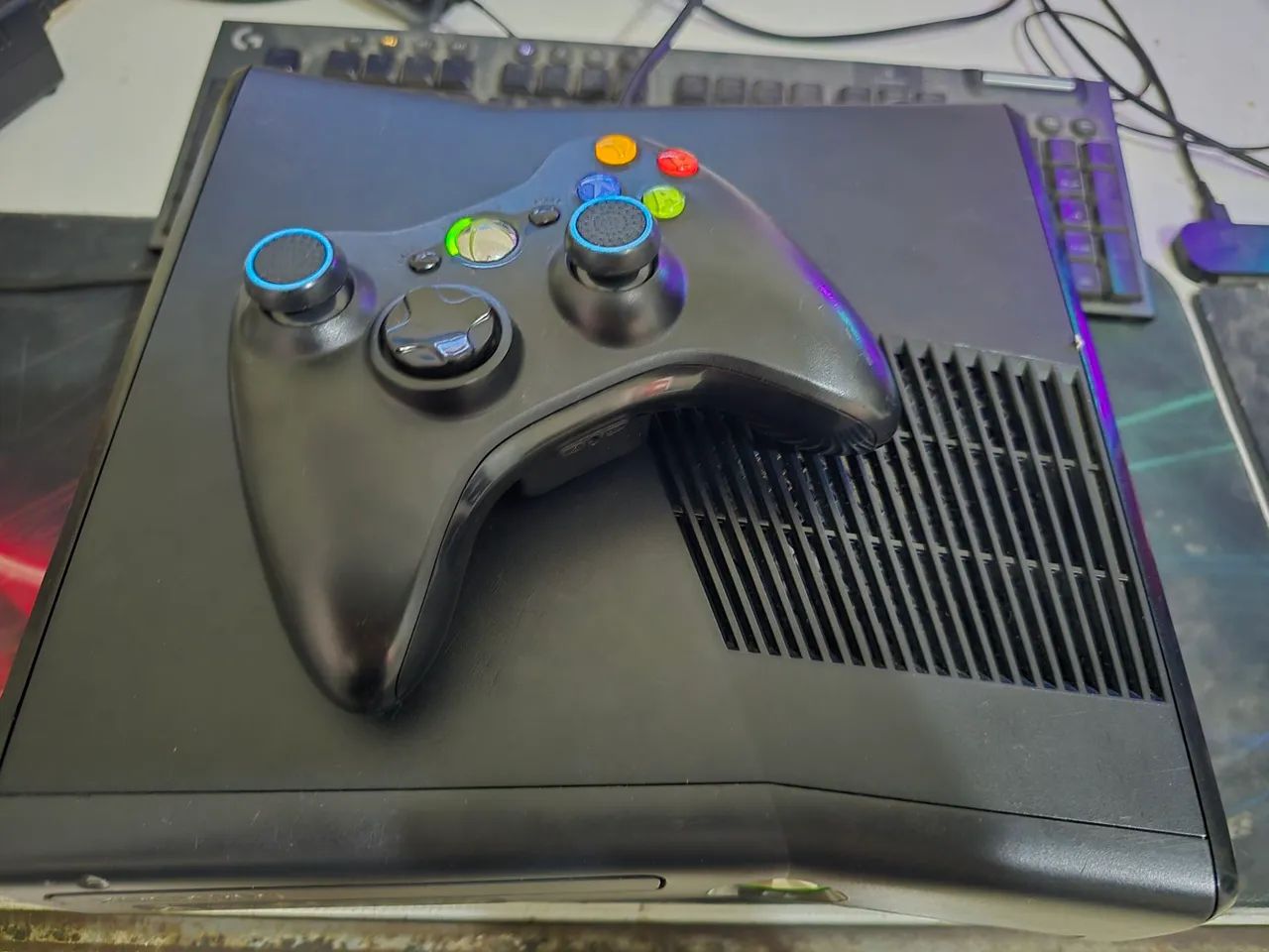 Xbox 360 slim rgh 1tb 80 jogos - Foto 4