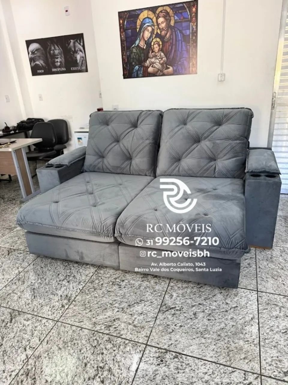 Sofá Retrátil Reclinável Cuiabá com Porta Copos D33 Molas Ensacadas