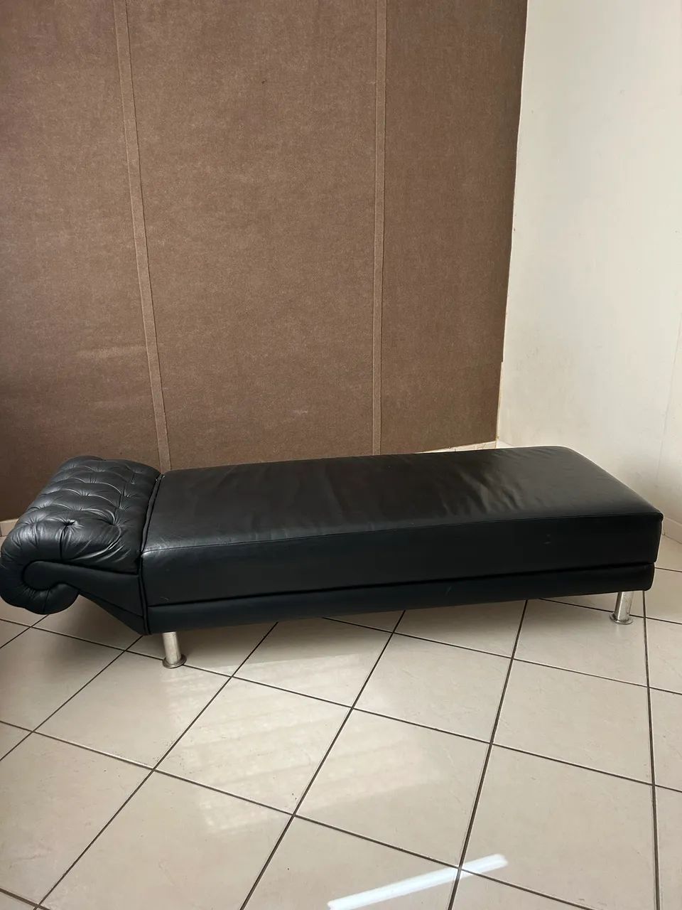 Divã de couro preto - novíssimo - Foto 2