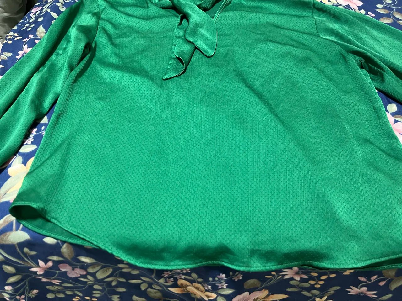 Blusa de Acetinada Verde com Laço