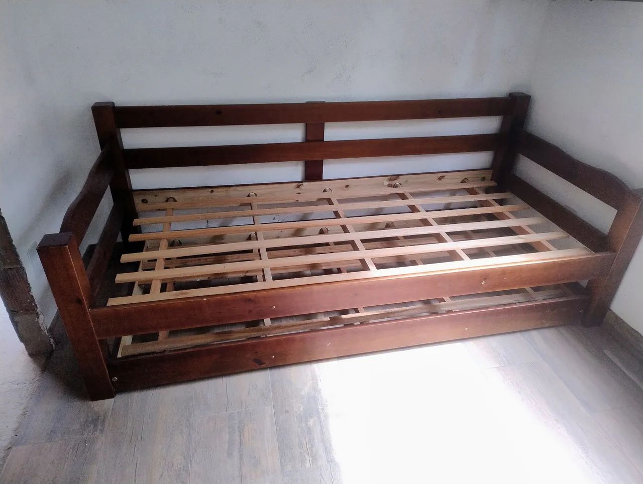 Sofá cama madeira com cama extra embaixo - Foto 3