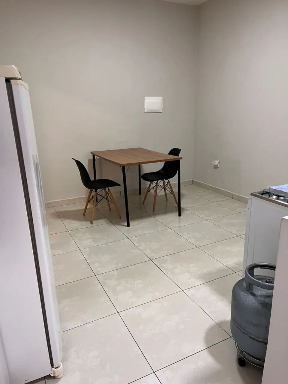 Kitnet mobiliada bem localizada - Foto 3