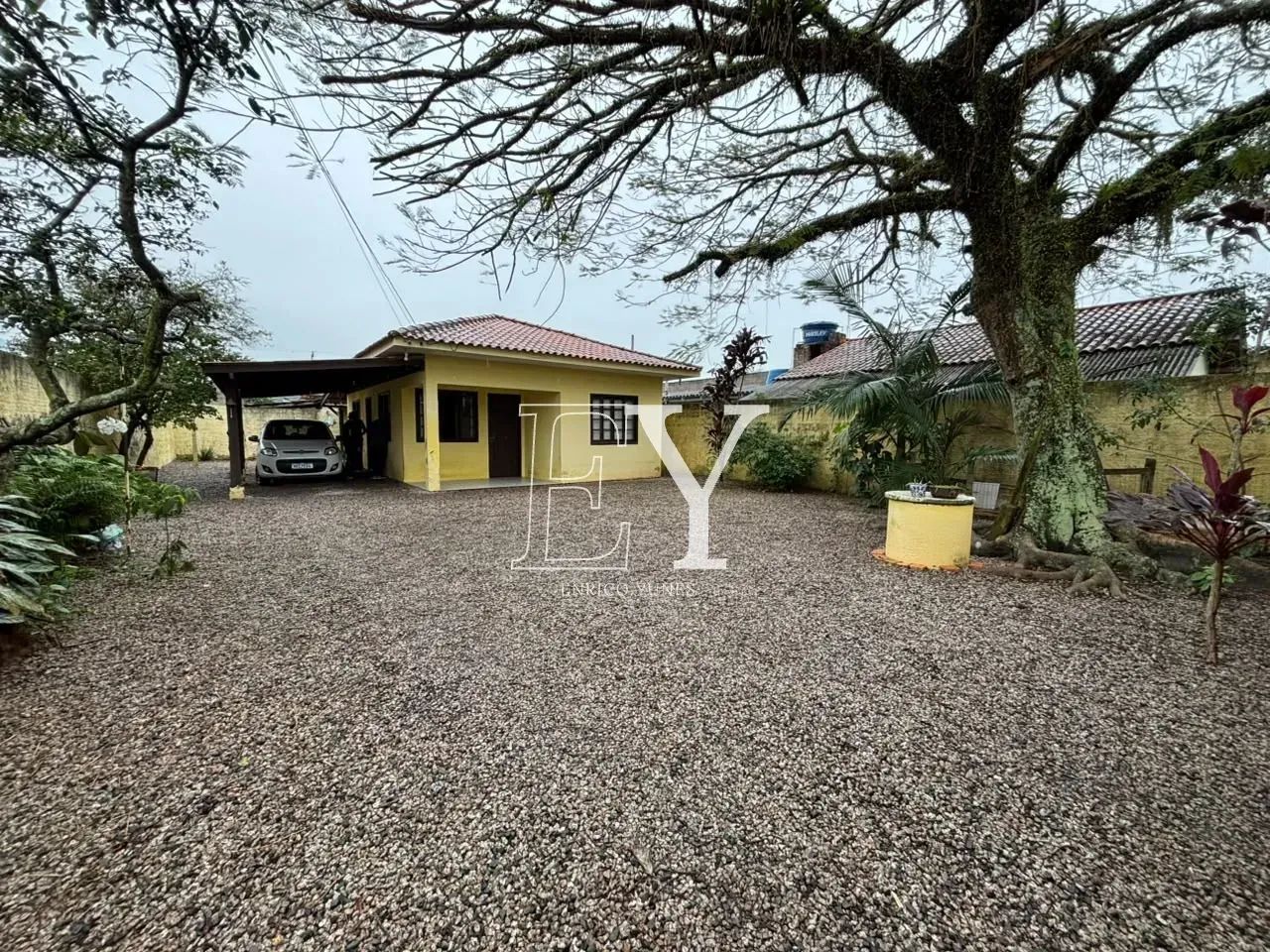 Casa Térrea com 2 Dormitórios e Amplo Terreno de 312 m² à venda na Tapera - Florianópolis 