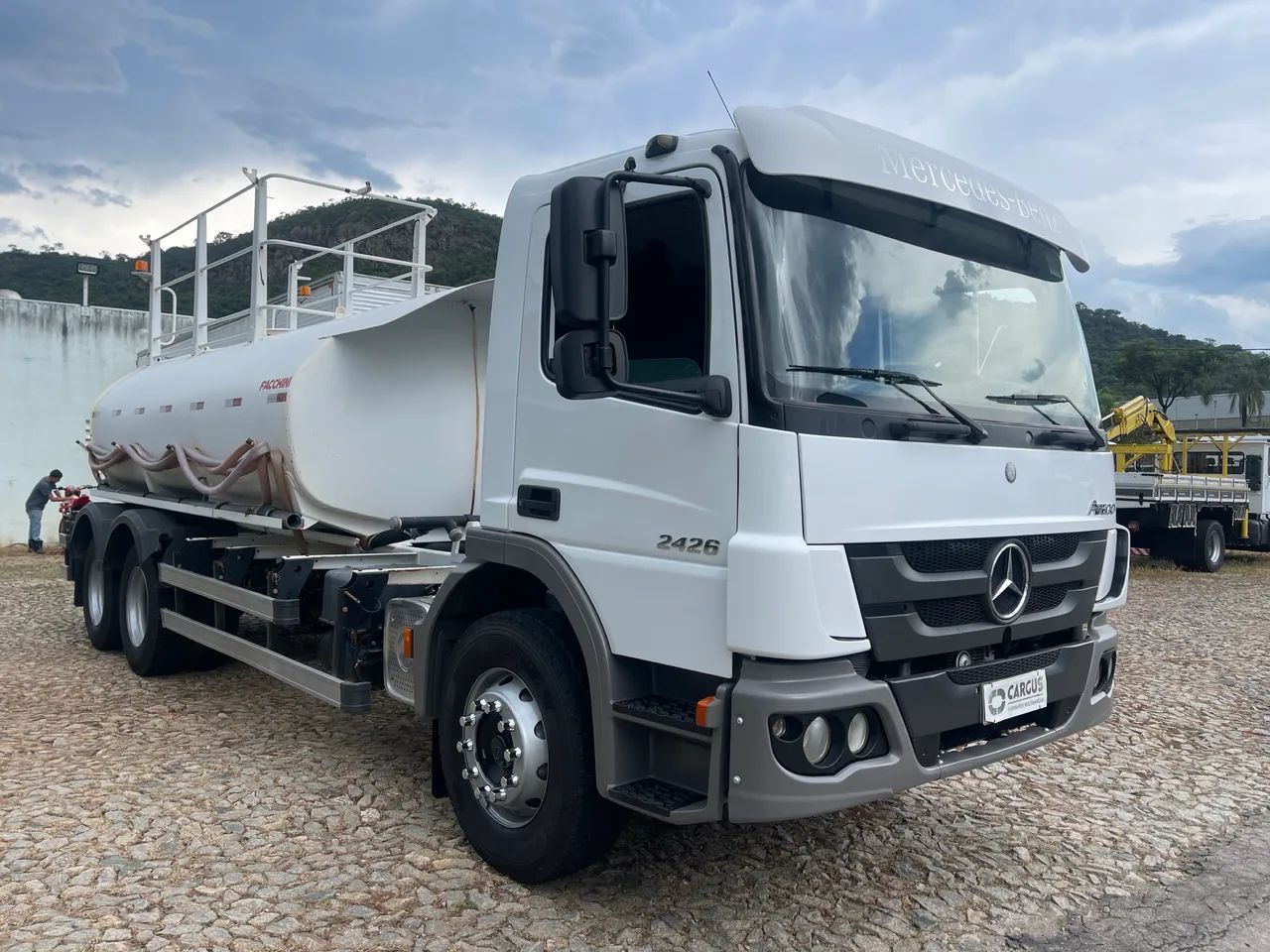 Atego 2426 2020 com pipa 12 mil litros - Foto 2
