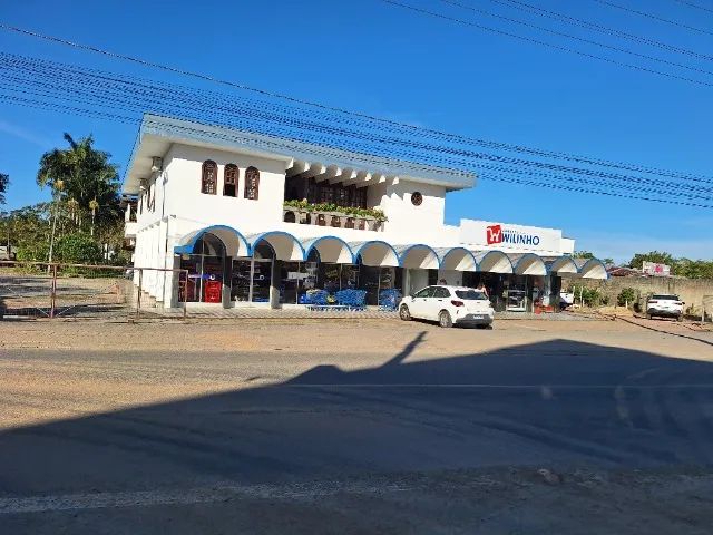Terreno com mercado e 2 casas.