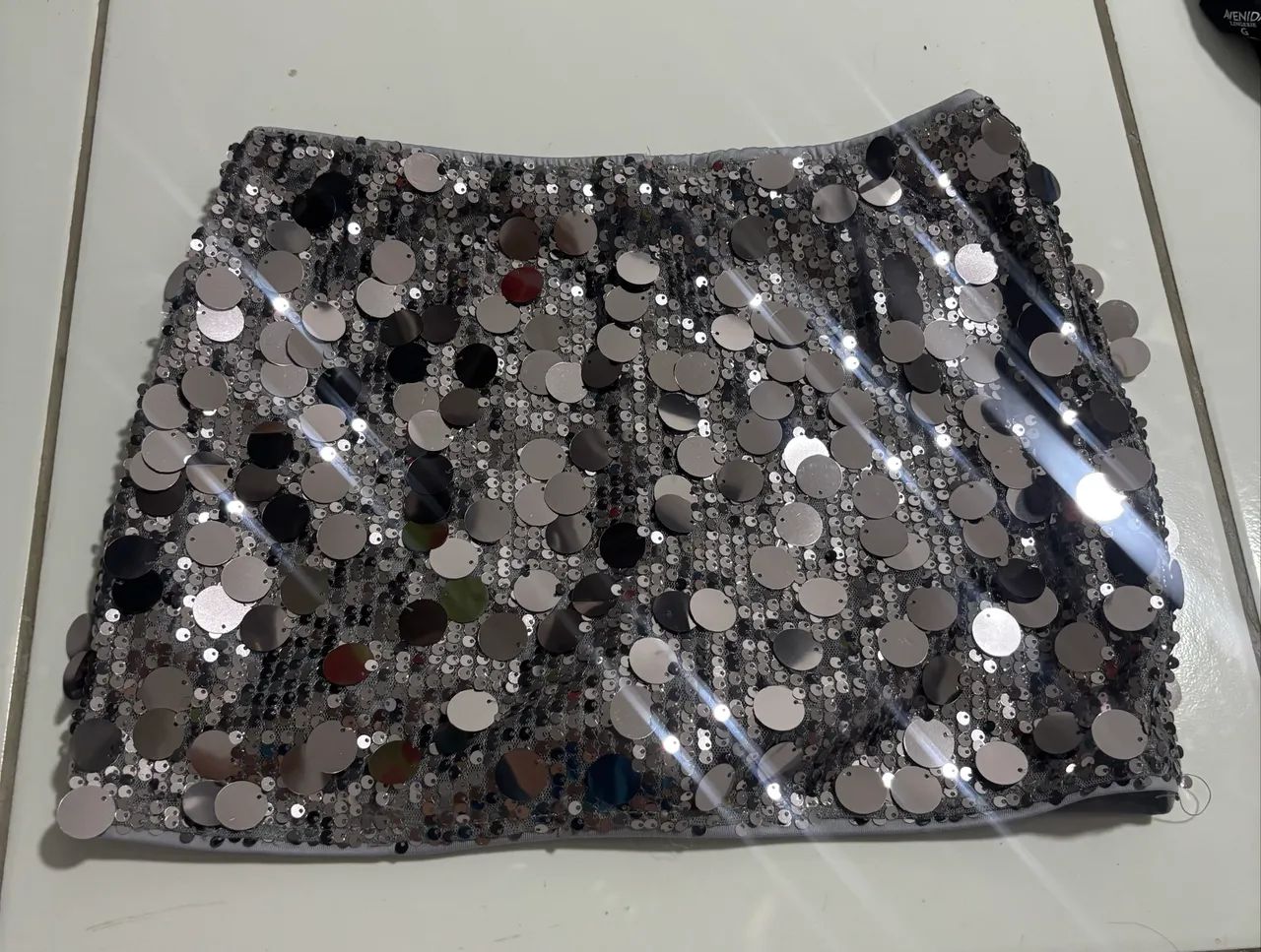 Mini saia prateada com short por baixo
