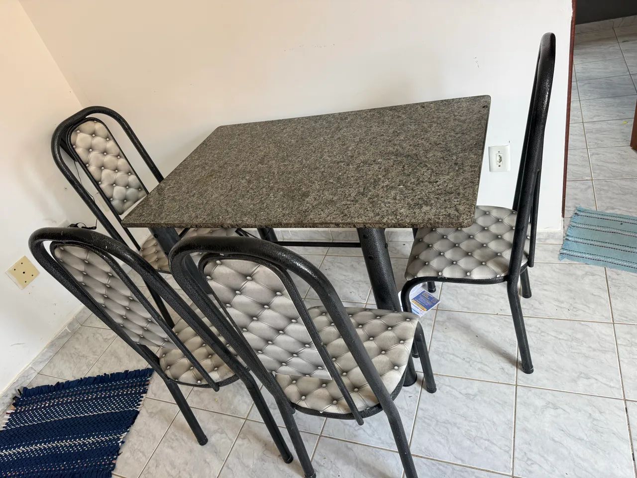 Vendo Mesa com 4 cadeira poucos dias de uso - Foto 2