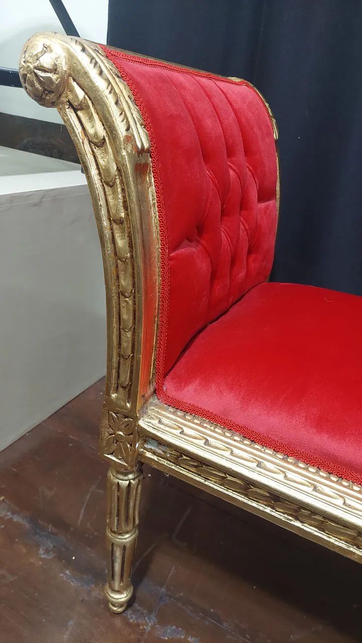 Recamier Folheado a Ouro Veludo Vermelho Decoração Madeira - Foto 3