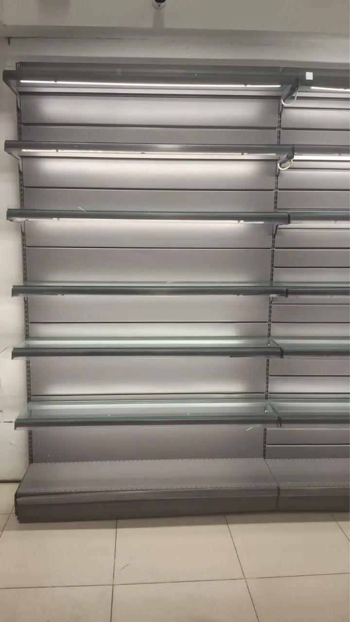Gôndolas Premium Fast/Ariam com prateleiras de vidro iluminadas - Foto 2