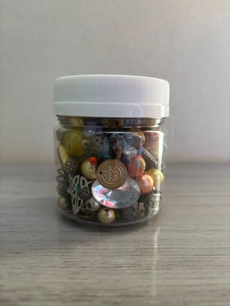 Pote com peças para artesanato 04.