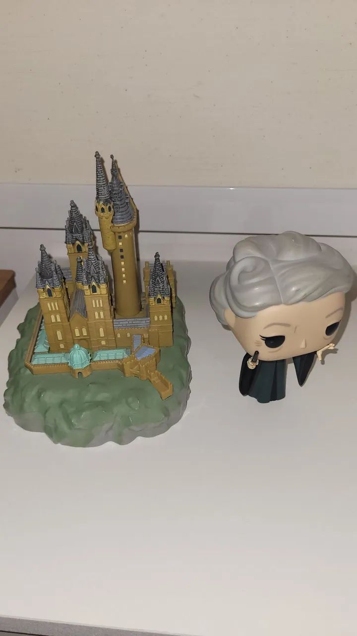 Fundo pop town Minerva Mcgonagall com castelo de Hogwarts