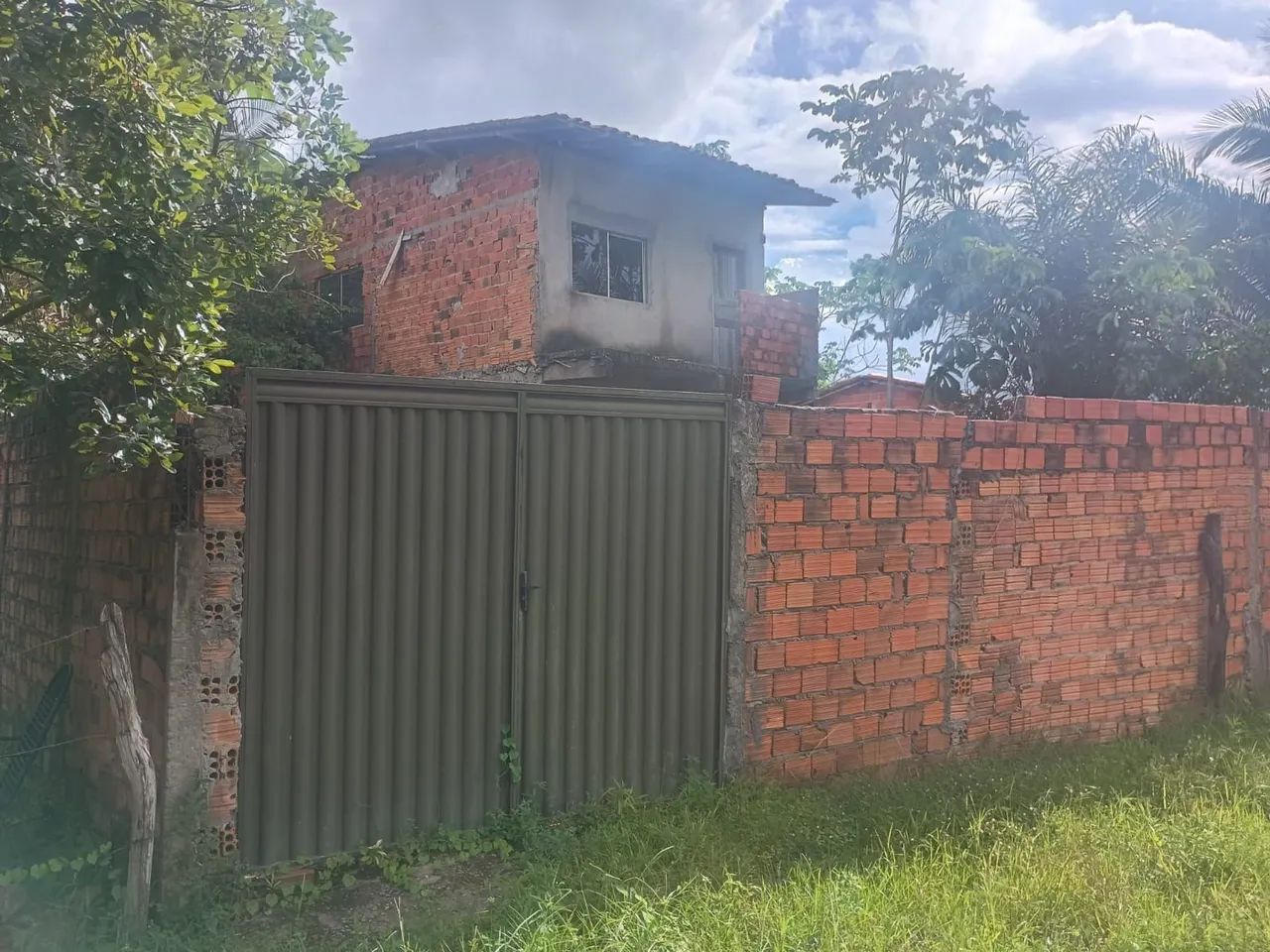 Vendo terreno amplo  com casa 