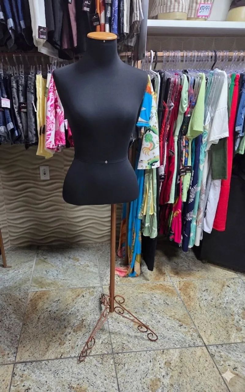 MANEQUIM COM PEDESTAL EM PERFEITO ESTADO! - Foto 3