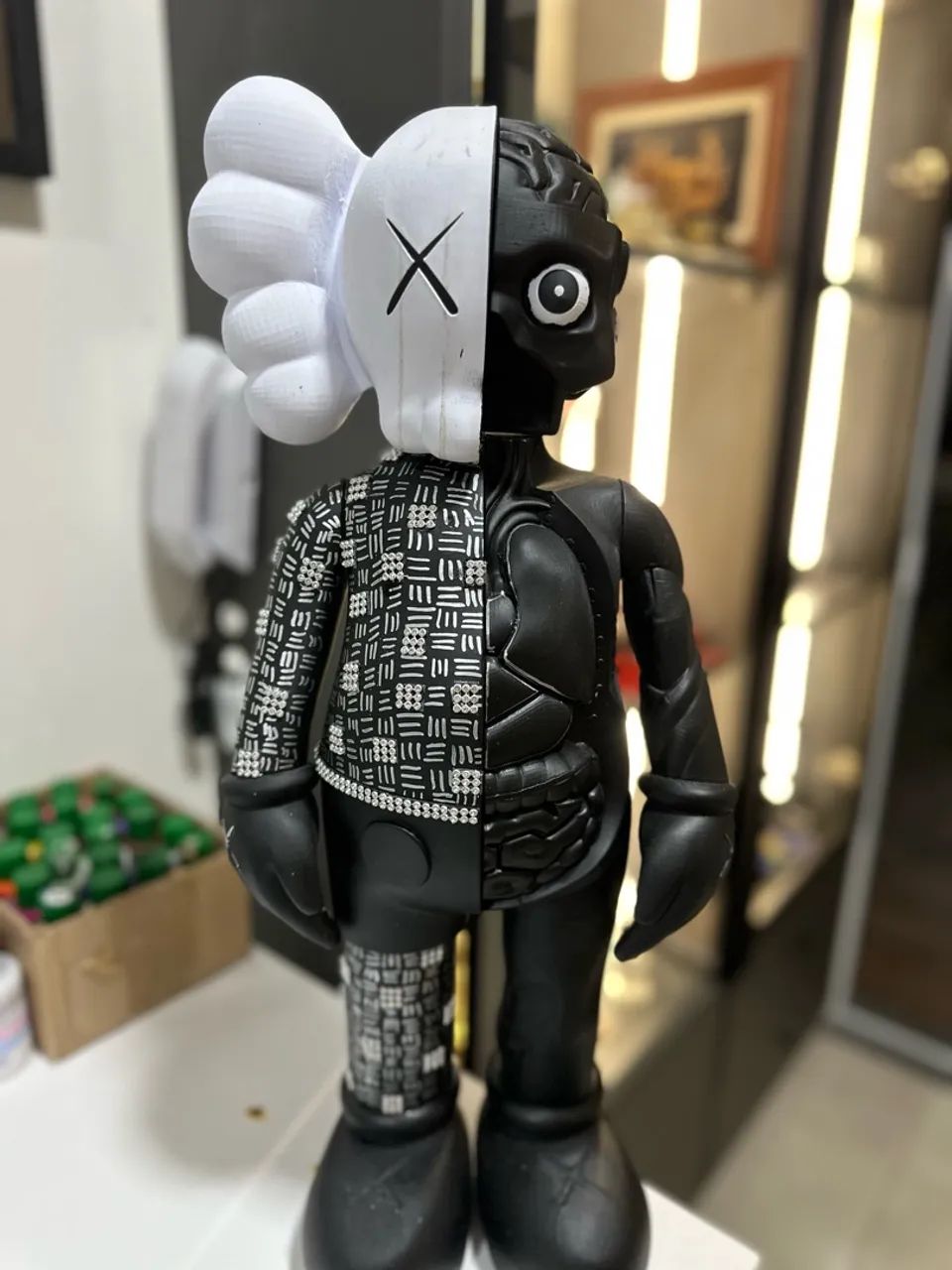 Boneco KAWS Preto e Branco - Colecionável e Decoração