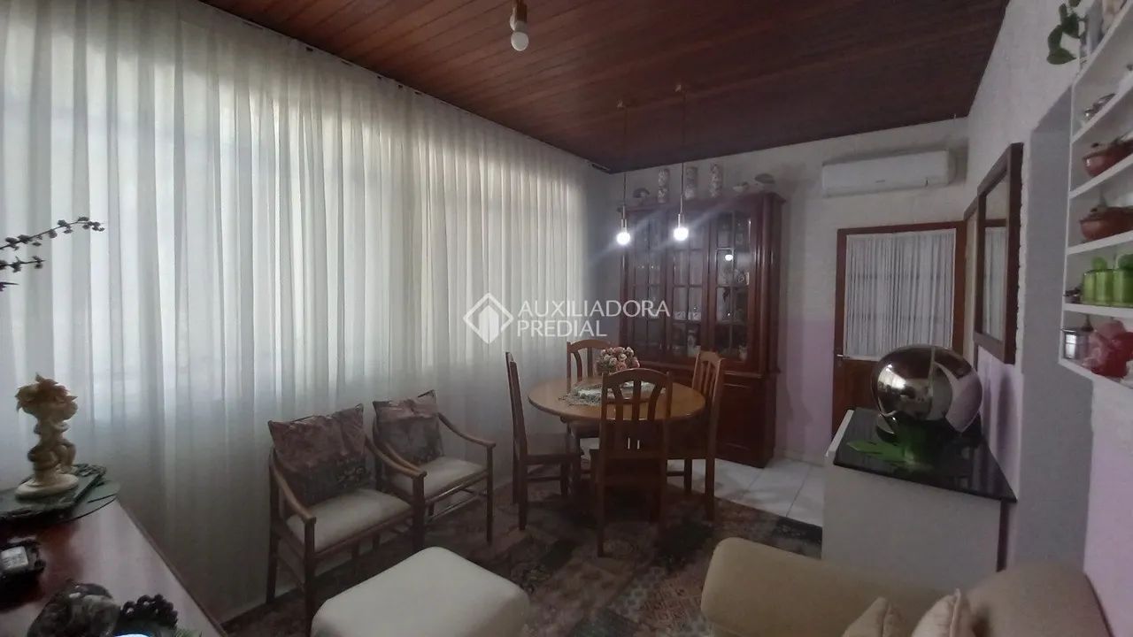 RESIDÊNCIA IMPECÁVEL COM 4 DORMITÓRIOS + EDÍCULA NA AGRONÔMICA - Foto 2