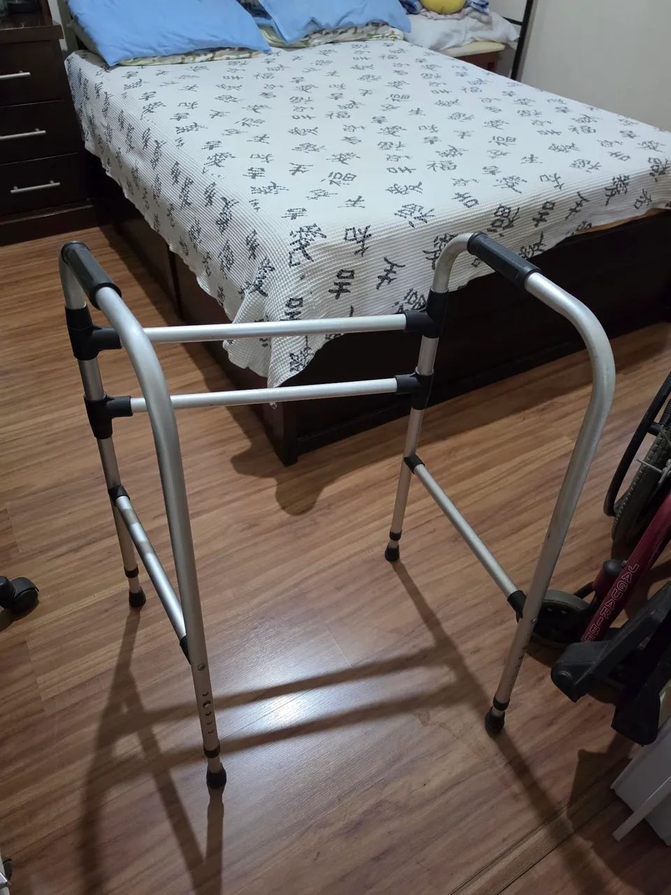 Cadeira higiênica e andador - Foto 3