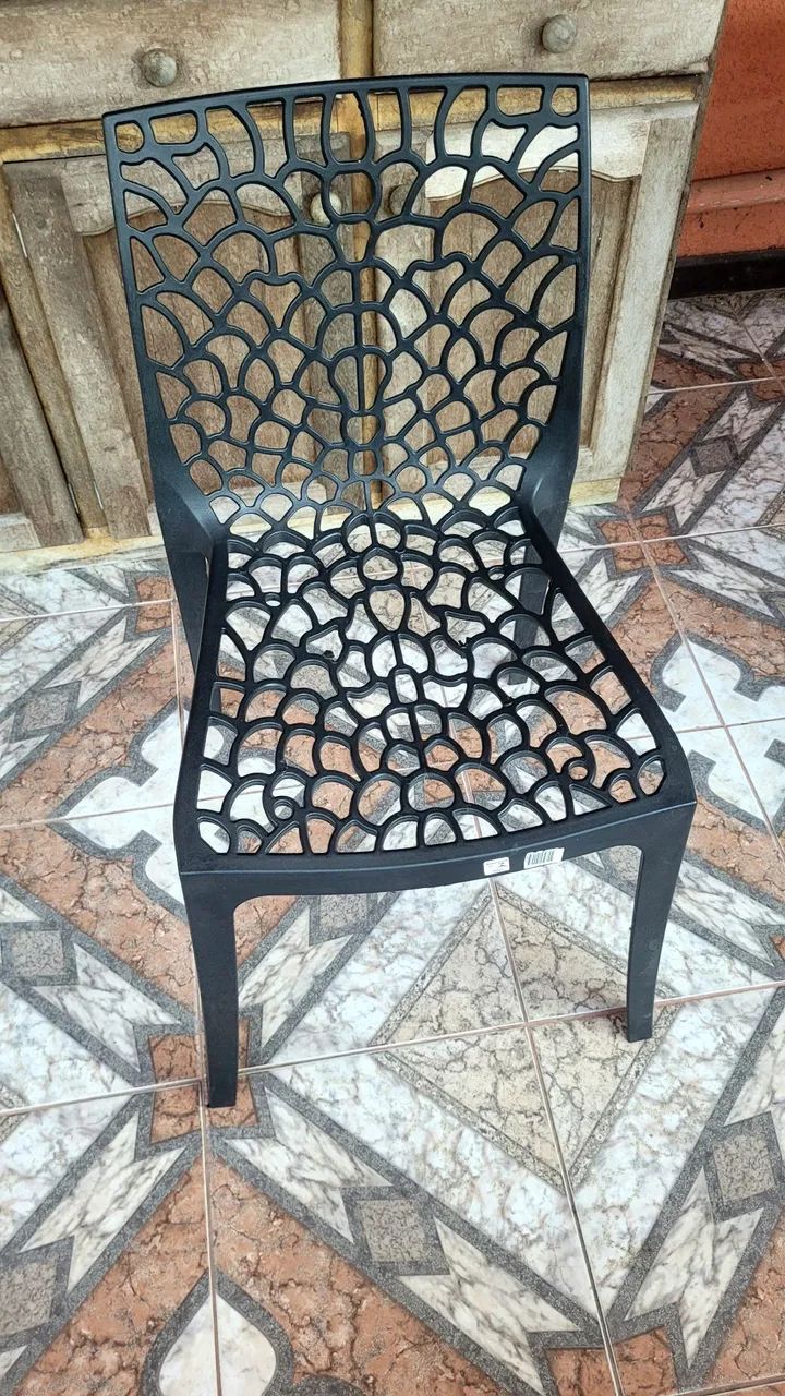 CADEIRAS PRETAS COM DESIGN VAZADO - Foto 3