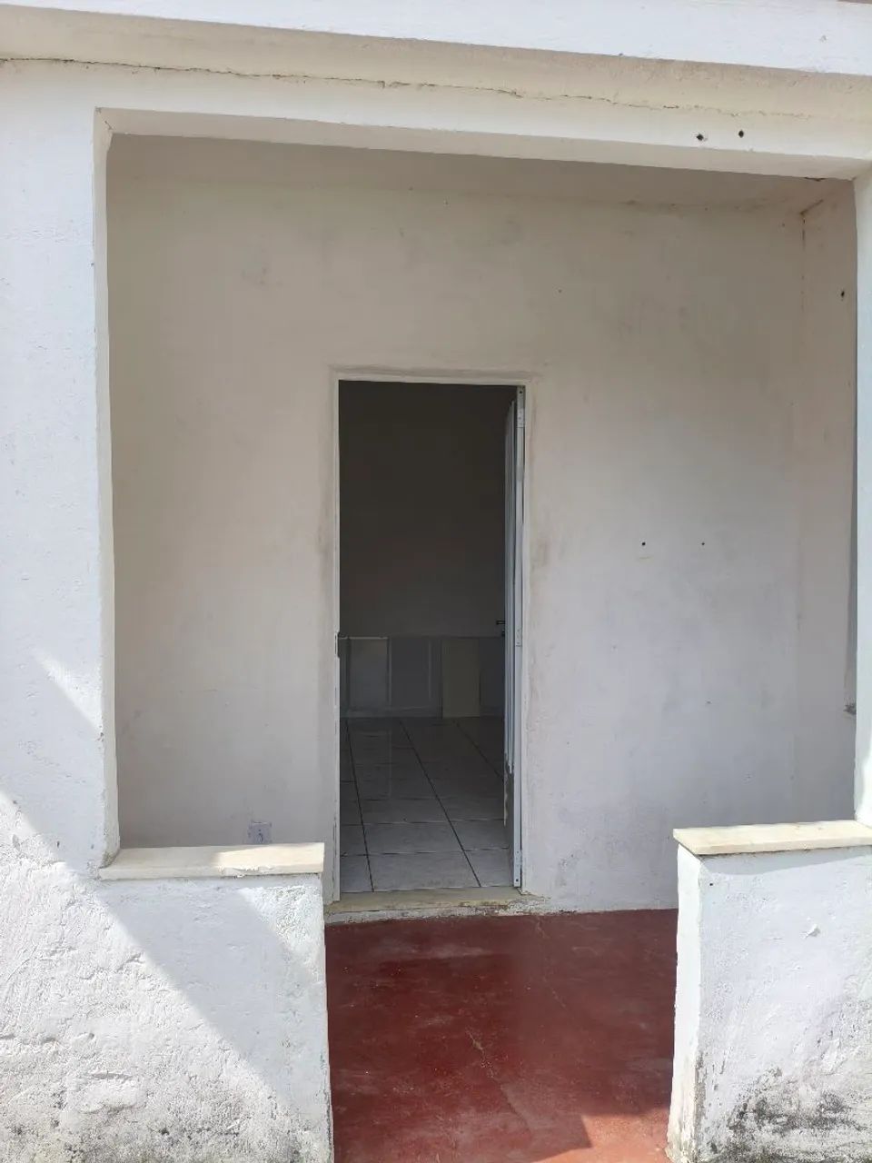 Aluga-se casa com garagem e quintal  - Foto 2